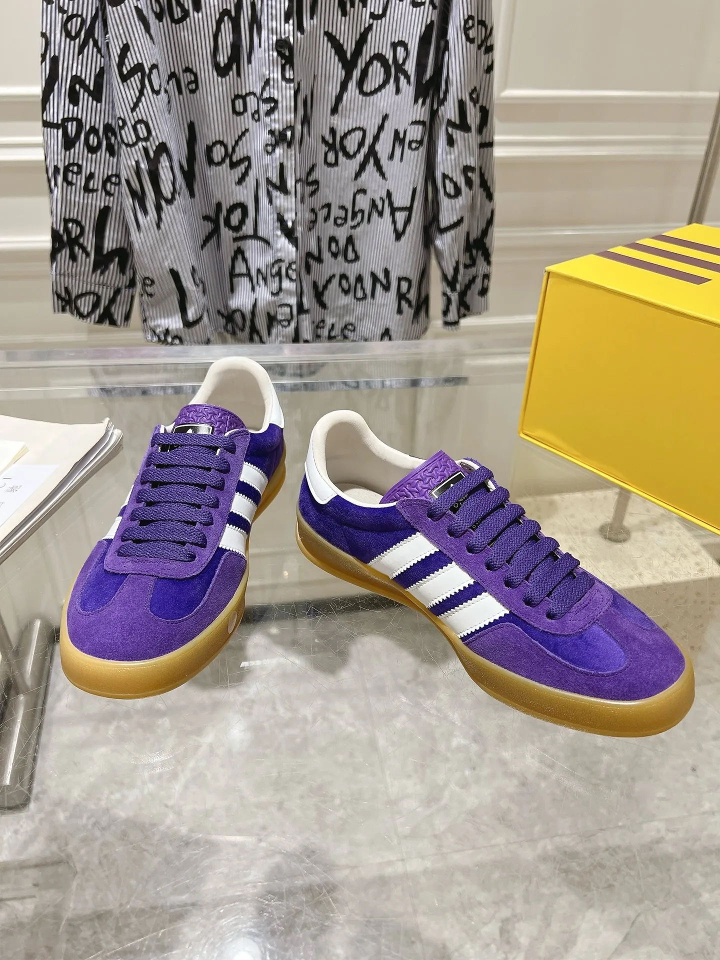 👟👟Ex-factory price 520👟👟Gucci&adidas joint limited edition couple's sneakers. A super nice joint casual sneaker with rich and bold colors! It showed everyone a completely different charm from the past! Combining retro style and youthful sports style to create a new aesthetic! Vitality yet stylish at the same time! ! Upper - made of cowhide, cowhide, cloth. Lining - sheepskin lining for foot pads. Sole - original open-molded beef tendon non-slip and wear-resistant outsole. Size: 35-47 (couple style)